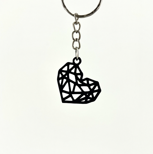 Breloc cu inimă neagră – accesoriu ideal pentru rucsac, lanț sau chei